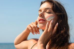 Pelle sotto stress in estate e applicazione della protezione solare