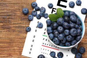 Alimentazione e salute degli occhi con frutti di bosco e verdure fresche