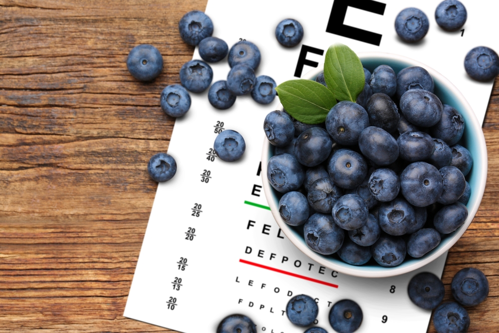 Alimentazione e salute degli occhi con frutti di bosco e verdure fresche