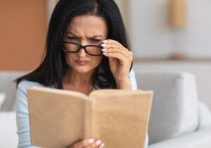 Percezione visiva e lettura: una persona legge un libro